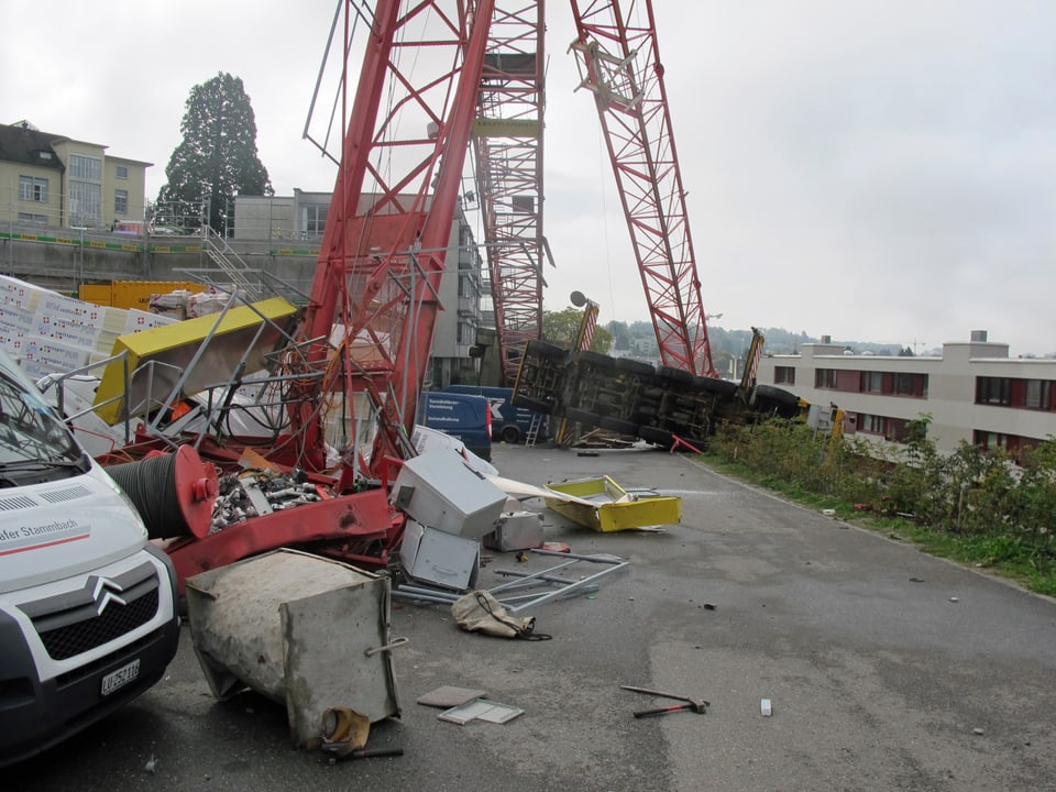 Ein Bild der Zerstörung: Der Kran fiel auf parkierte Fahrzeuge auf der Baustelle.