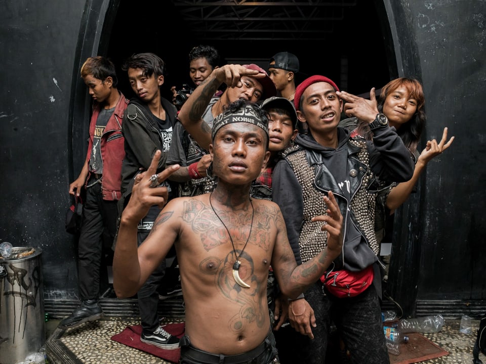 Eine Gruppe tätowierter Punks aus Indonesien posiert vor der Kamera