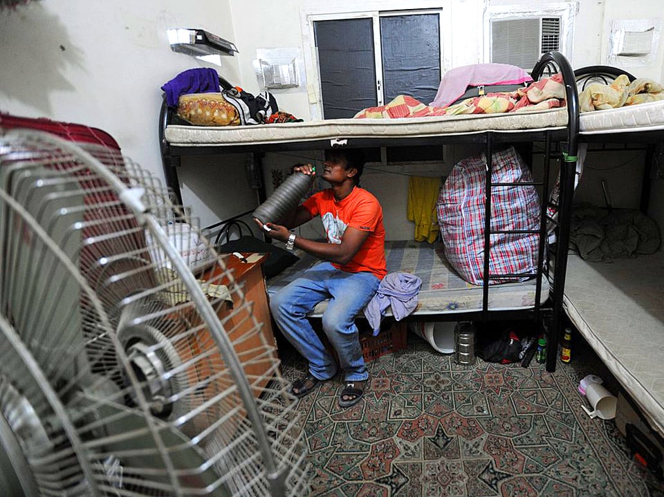 Blick in eine kleine beengende Arbeiterunterkunft in Katar.