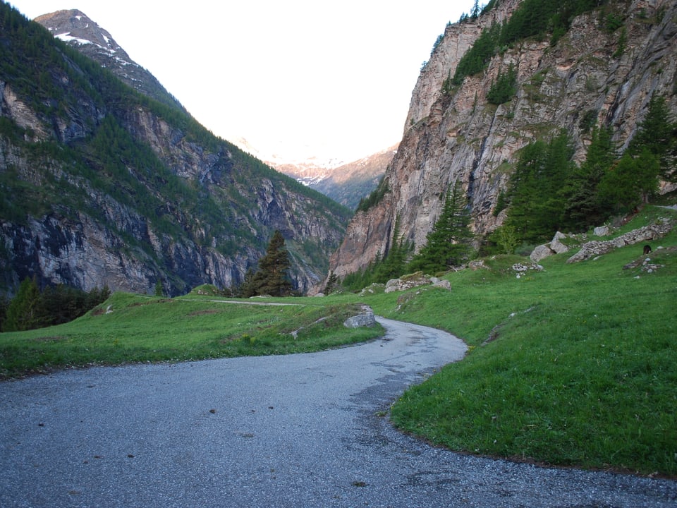 Der Stockalperweg führt durch die imposante Gondoschlucht mit steilen Bergwänden. 