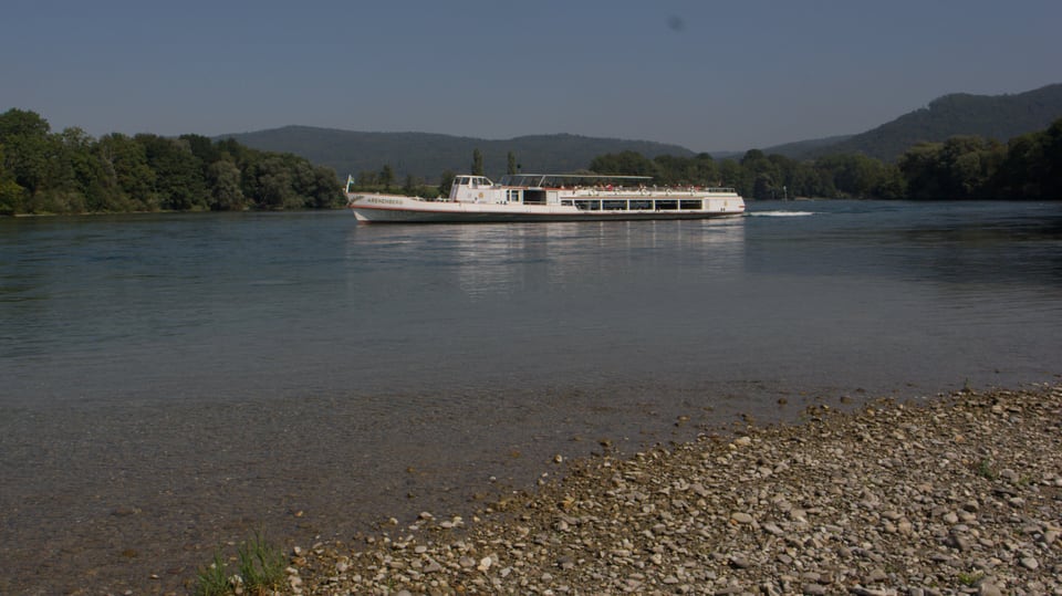 Schiff vor Steinufer auf dem Rhein