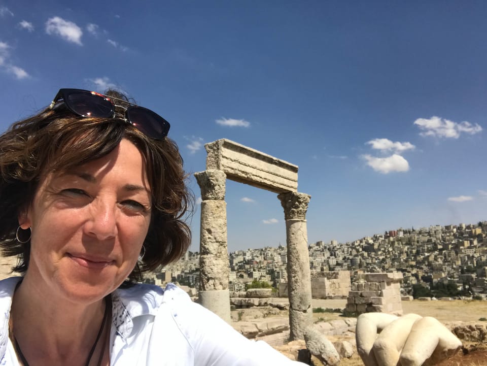 SRF-Nahostkorrespondentin Susanne Brunner vor dem Herkulestempel auf der Zitadelle in Jordaniens Hauptstadt Amman.