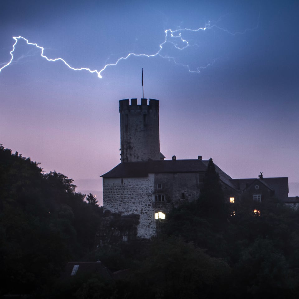 Nachtaufnahme mit Blitz über Burgturm