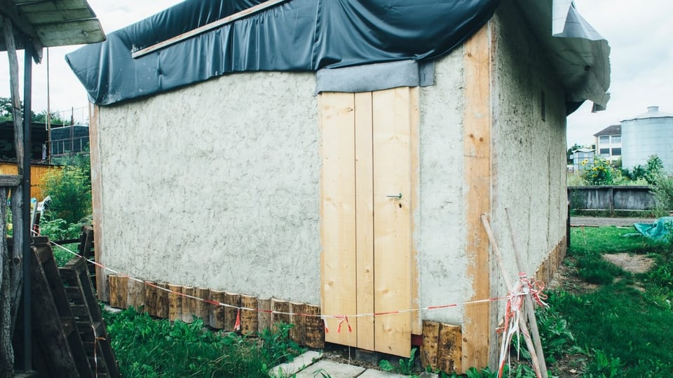 Vegetarier freuts Tofuhäuschen aus Stroh und Beton von aussen