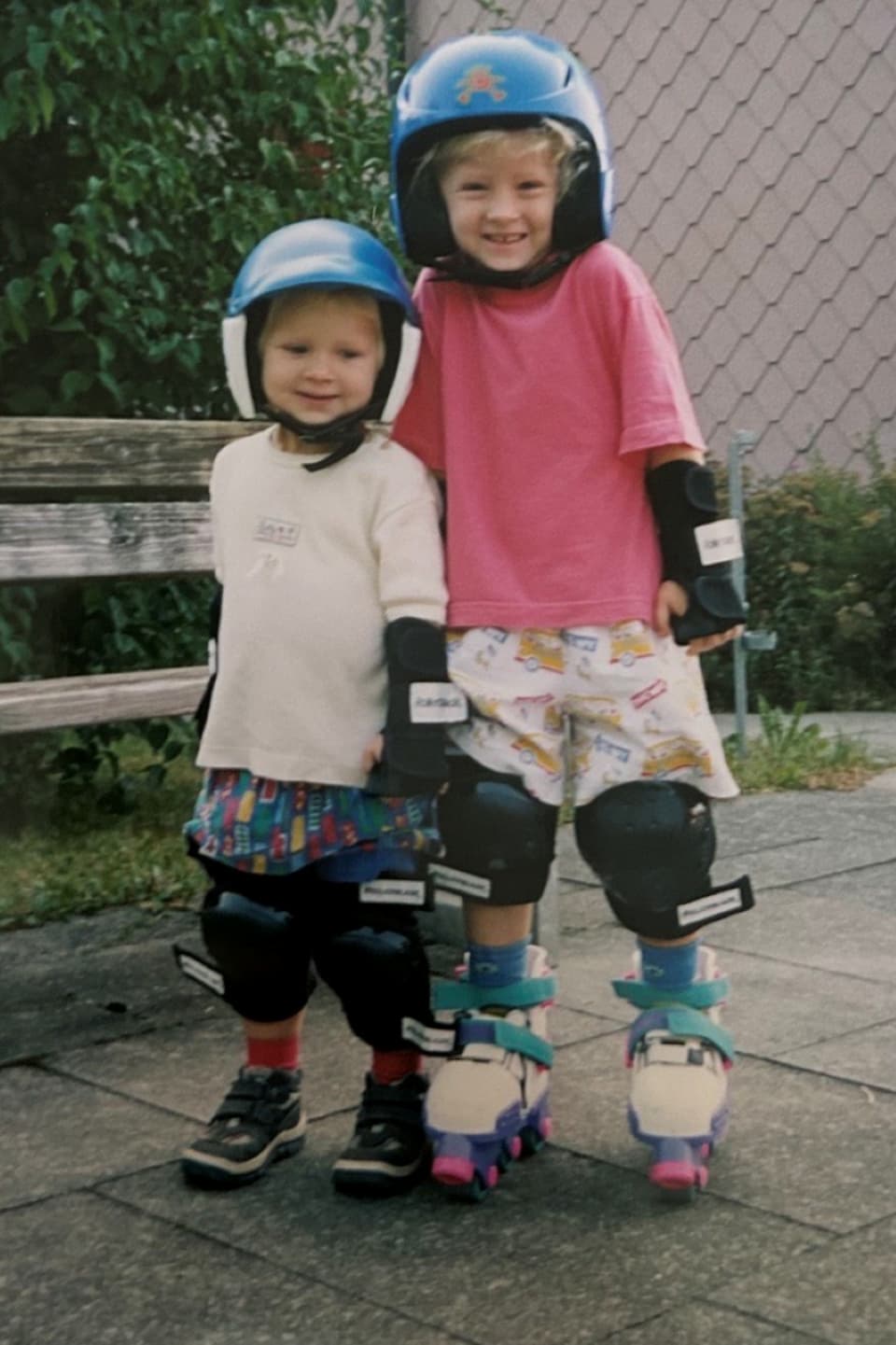 Michèle und ihre Schwester beim Skaten