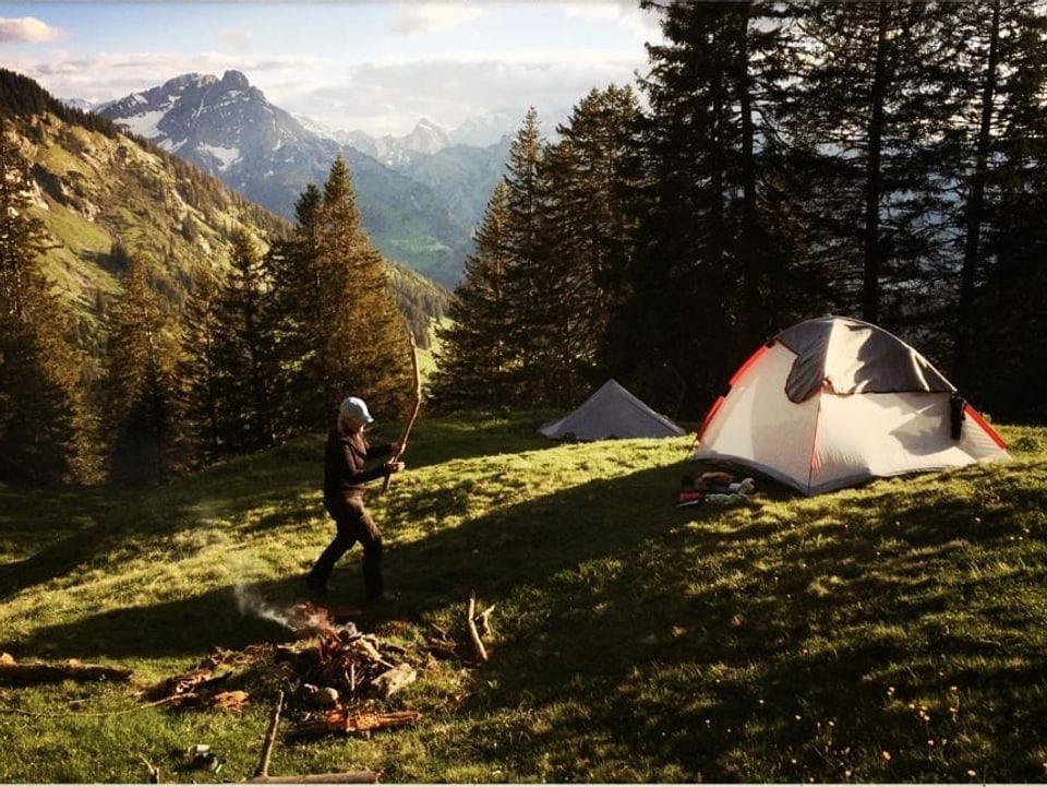 Frau mit Zelt auf Alp.
