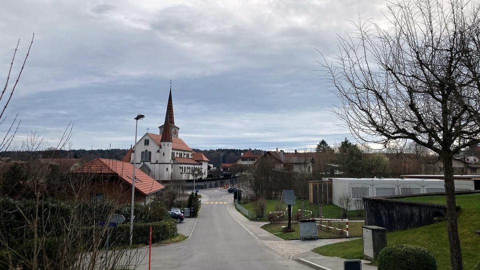 Dorfstrasse, die zu Kirche führt