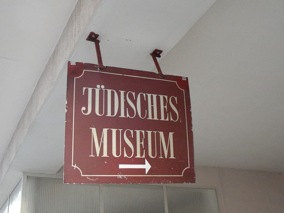 Schild am Eingang des jüdischen Museums in Basel, das 1966 eröffnet wurde. 