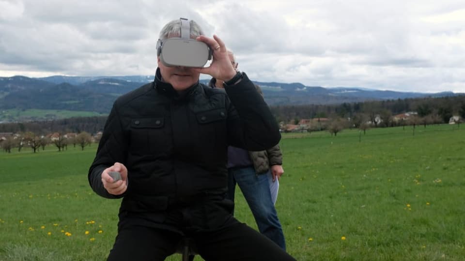 Ein Mann mit VR-Brille auf einem Feld.