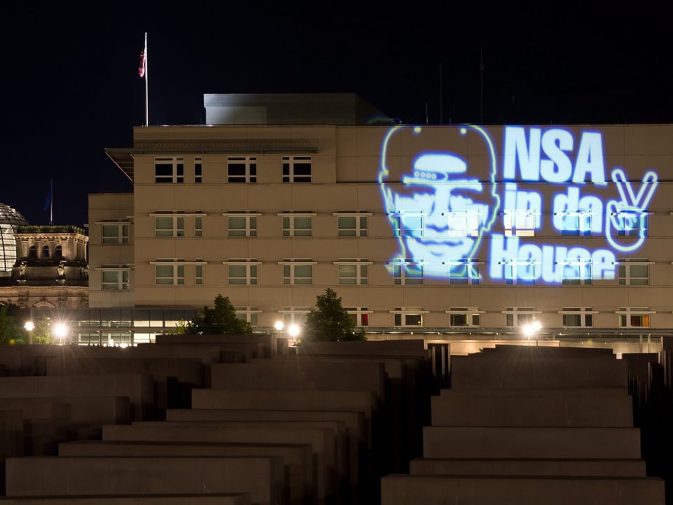 Auf dem Botschaftsgebäude in Berlin ist wiederum durch eine Lichtprojektion der Text «NSA in da House» zu lesen.