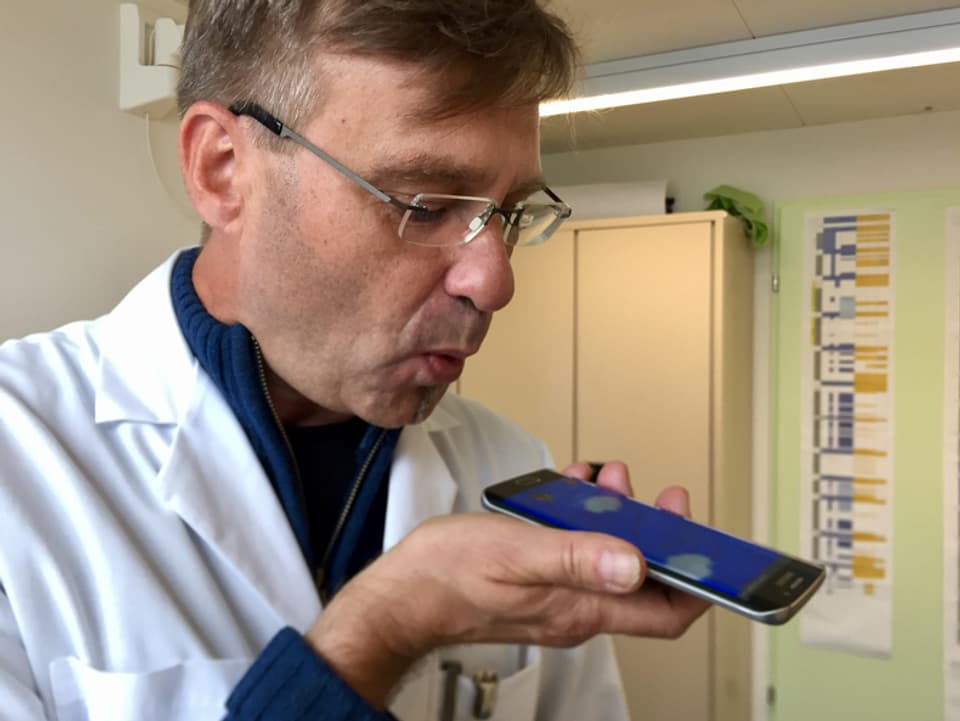 Dirk Johannes Büchter, Leitender Arzt am Kinderspital, demonstriert die neue App. Mittels Atemluft muss ein Schiff gesteuert werden. Das soll die Kinder entspannen und vor Fressattacken schützen.