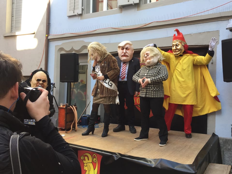 Bühne während der Luzerner Fasnacht, auf der maskierte Fasnächtler ein Theater aufführen. 