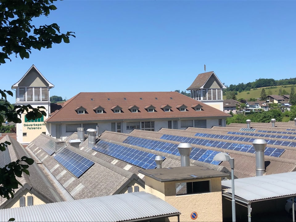 Blick von oben auf die Technische Fachschule Bern und die mit Solarpanels versehenen Dächer
