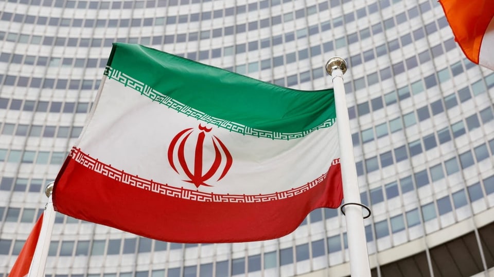 Iranische Flagge vor dem Hauptsitz der Internationalen Atomenergiebehörde.