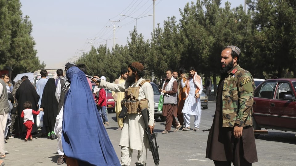 Menschen vor dem Flughafen in Kabul