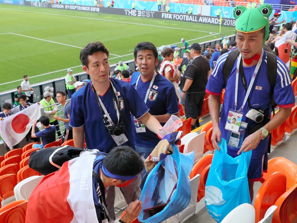 Die japanischen Fans räumten ihren eigenen Müll aus dem Stadion und sorgten damit für Aufsehen.