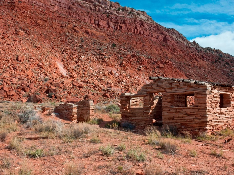 Eine Hausruine steht in der Wüste Utahs.
