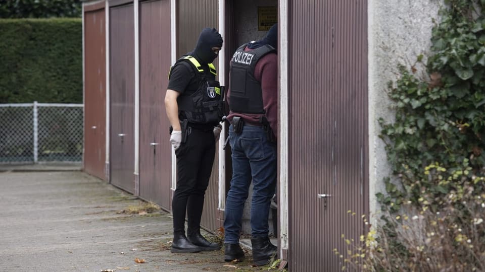 Ermittler der Polizei durchsuchen eine Garage in Berlin Wannsee