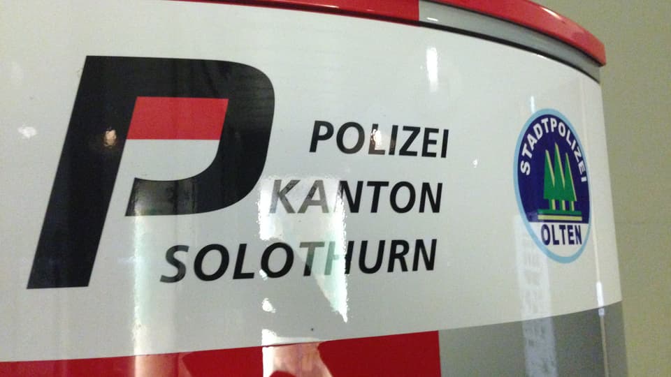 Polizei-Notrufsäule in Olten mit den Logos von Stadt- und Kantonspolizei.