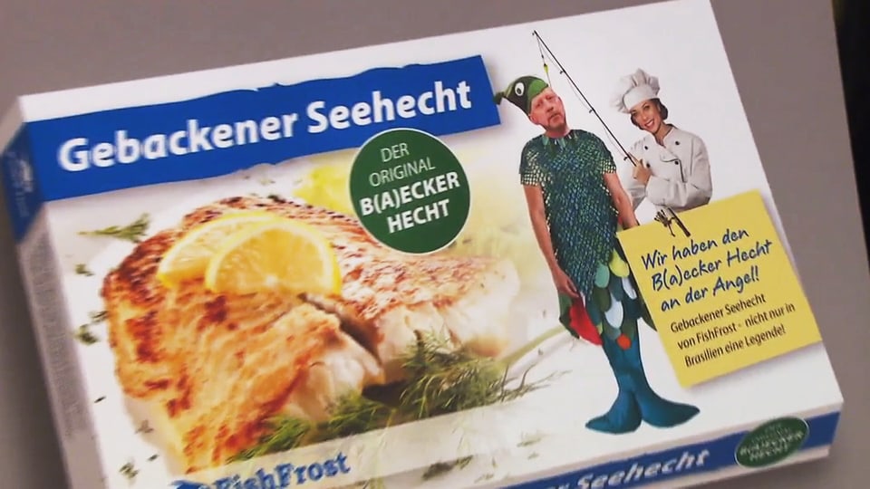 Lilly und Boris Becker als Hecht und Angler verkleidet auf der Verpackung der vermeintlichen Seehecht-Verpackung