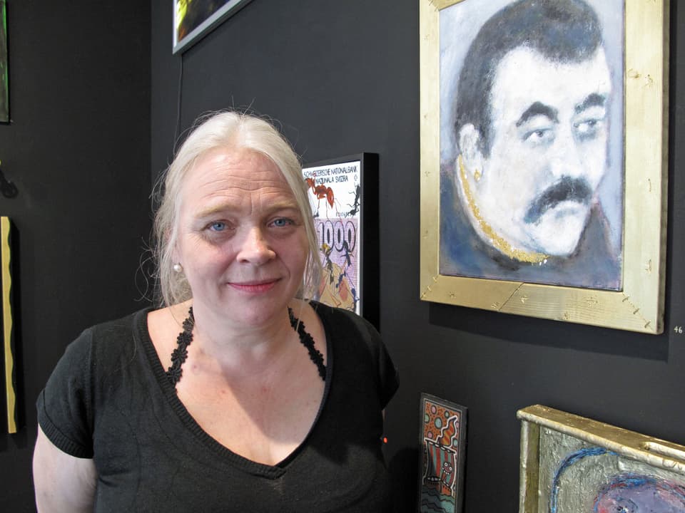 Porträtbild der Galeristin Evelyn Walker vor einem Kunstwerk