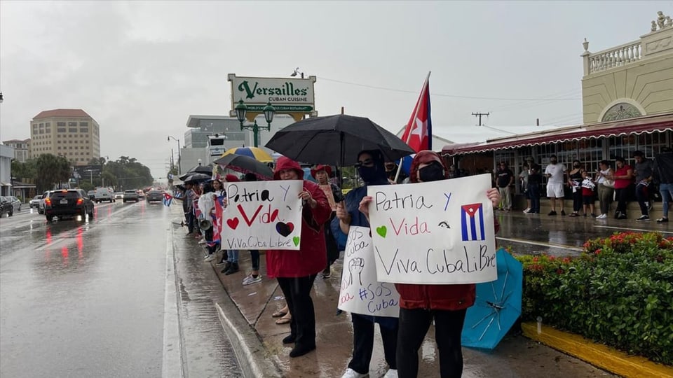 Demonstranten in Miami mit Schildern.