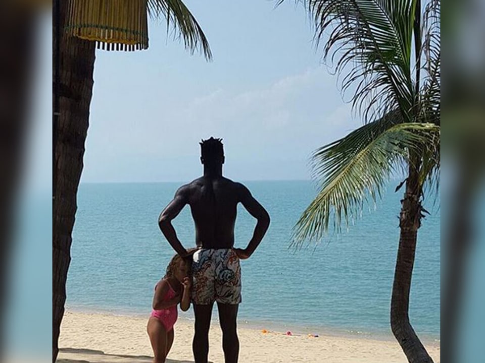 Johan Djourou mit Tochter am strand. 