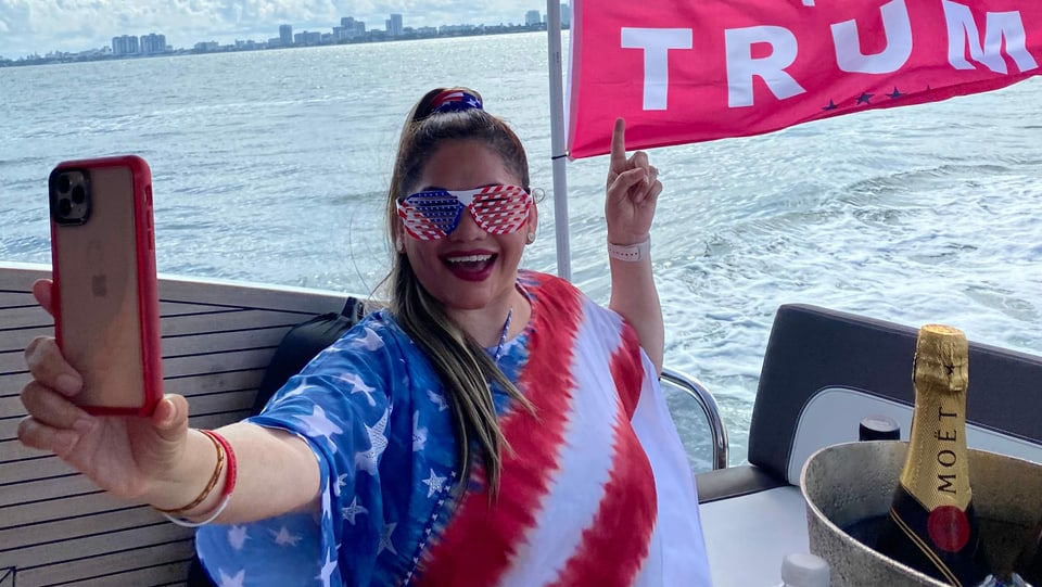 Araceli Villanueva auf einem Trump-Fan-Boot in Miami.