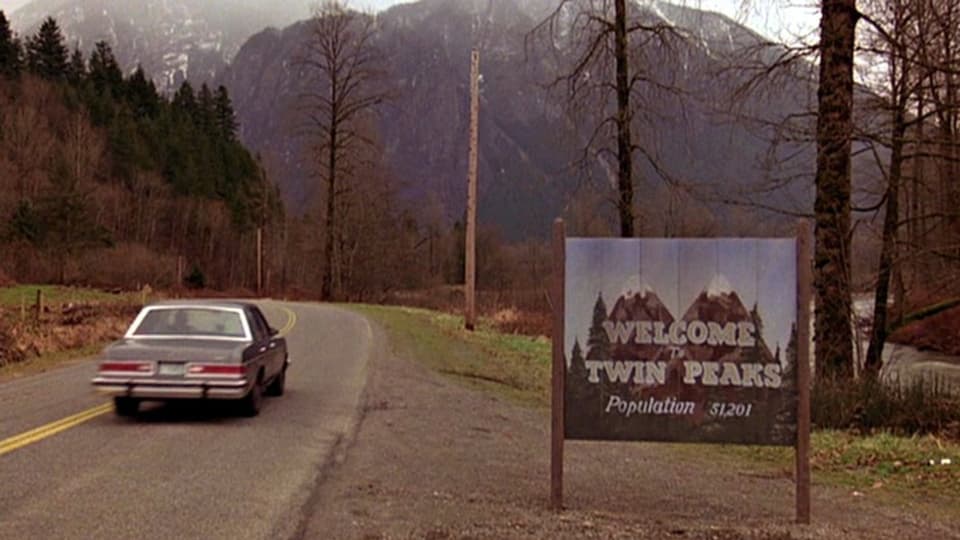 Strasse mit dem Ortschild von «Twin Peaks»