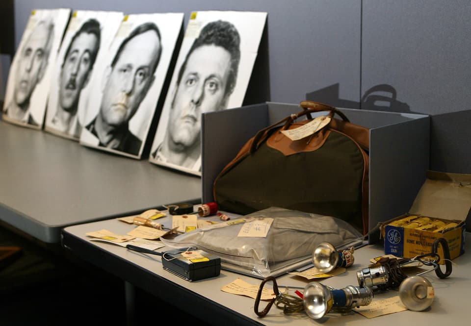 Vier Fotos der Watergate-Einbrecher sowie Materialien, die sie verwendeten, in einer Ausstellung.