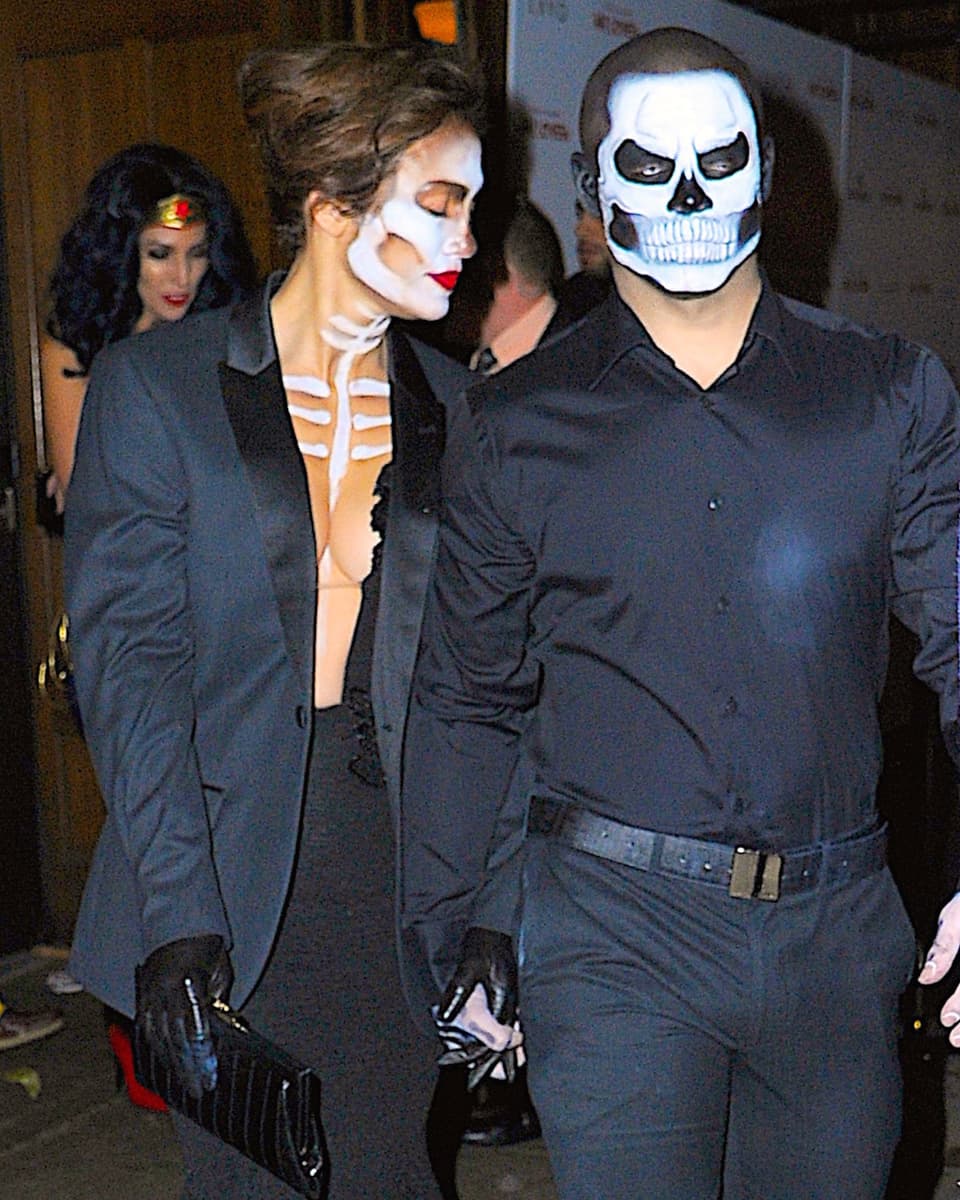 Jennifer Lopez und ihr Freund Casper Smart als Gespenster verkleidet