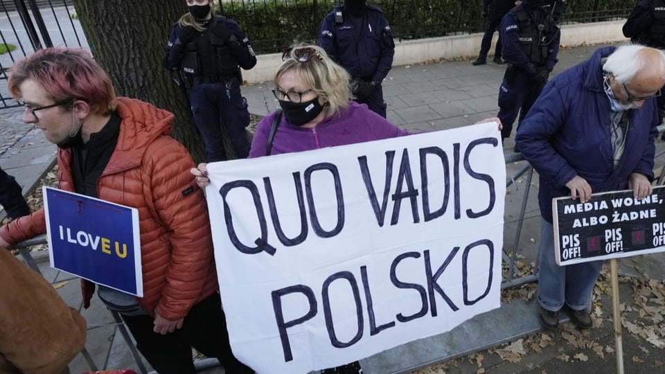 Menschen mit Plakaten, die die EU unterstützen.