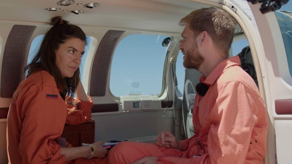 Reporterin Michelle und Pilot Pascal im Flugzeug.