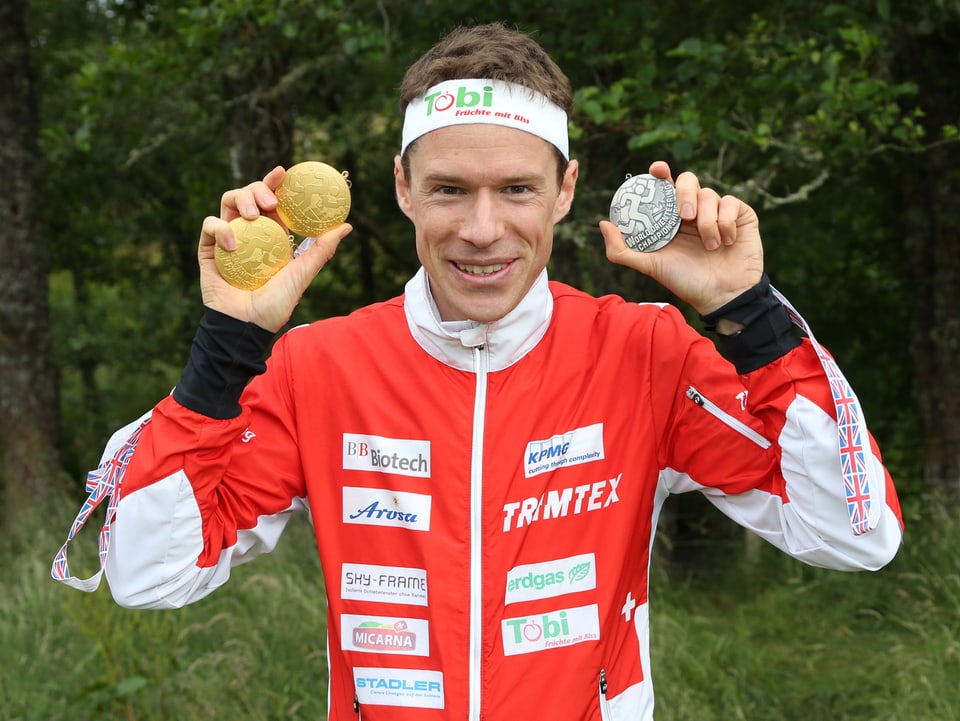 Hubmann präsentiert seine 3 gewonnenen WM-Medaillen 