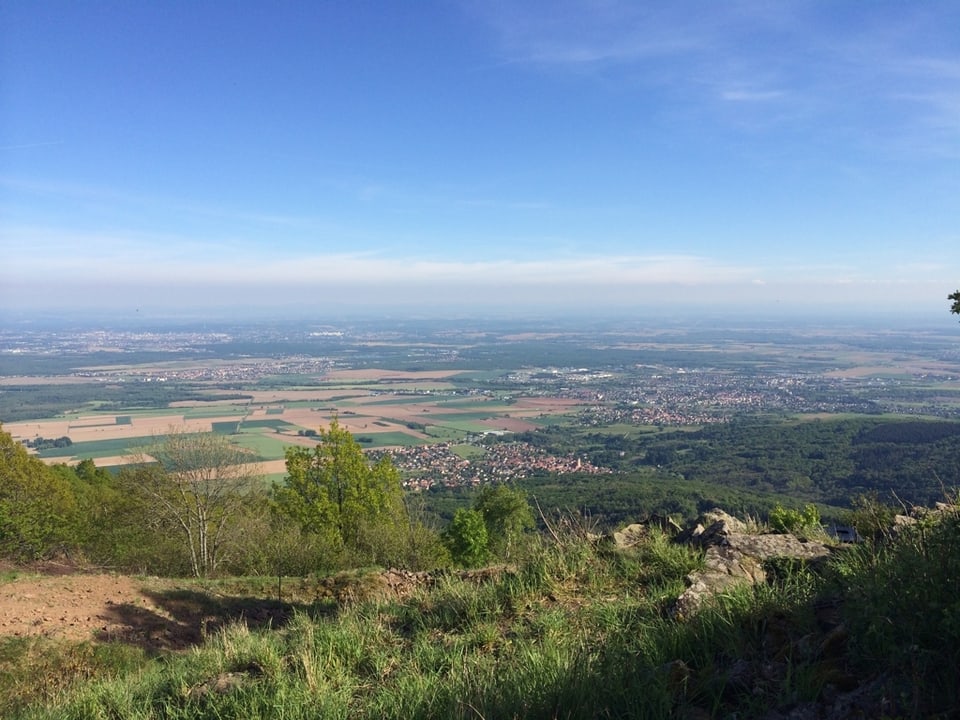 Blick von einem Berg über eine ländliche Landschaft.