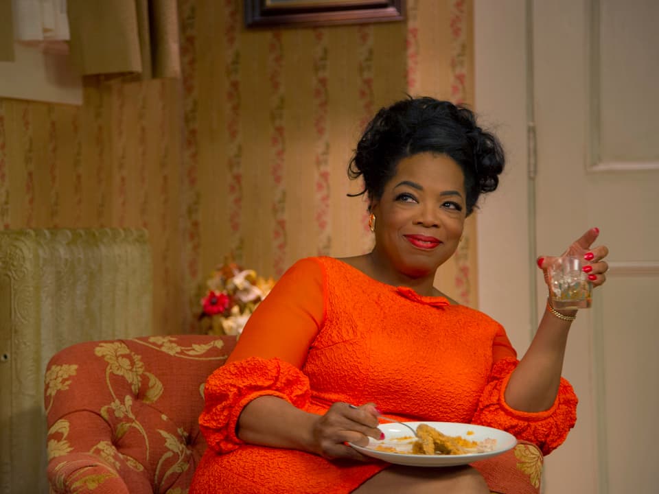 Filmszene mit Oprah Wonfrey auf einem Wohnzimmersessel.