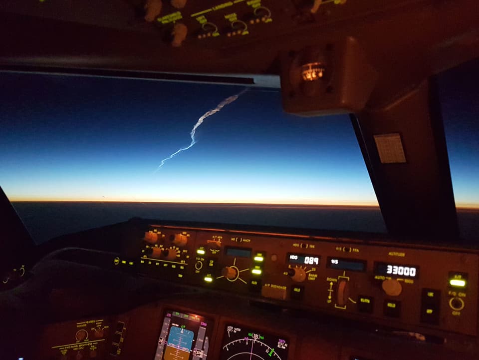 Cockpit von innen, ein heller Streifen am Himmel.