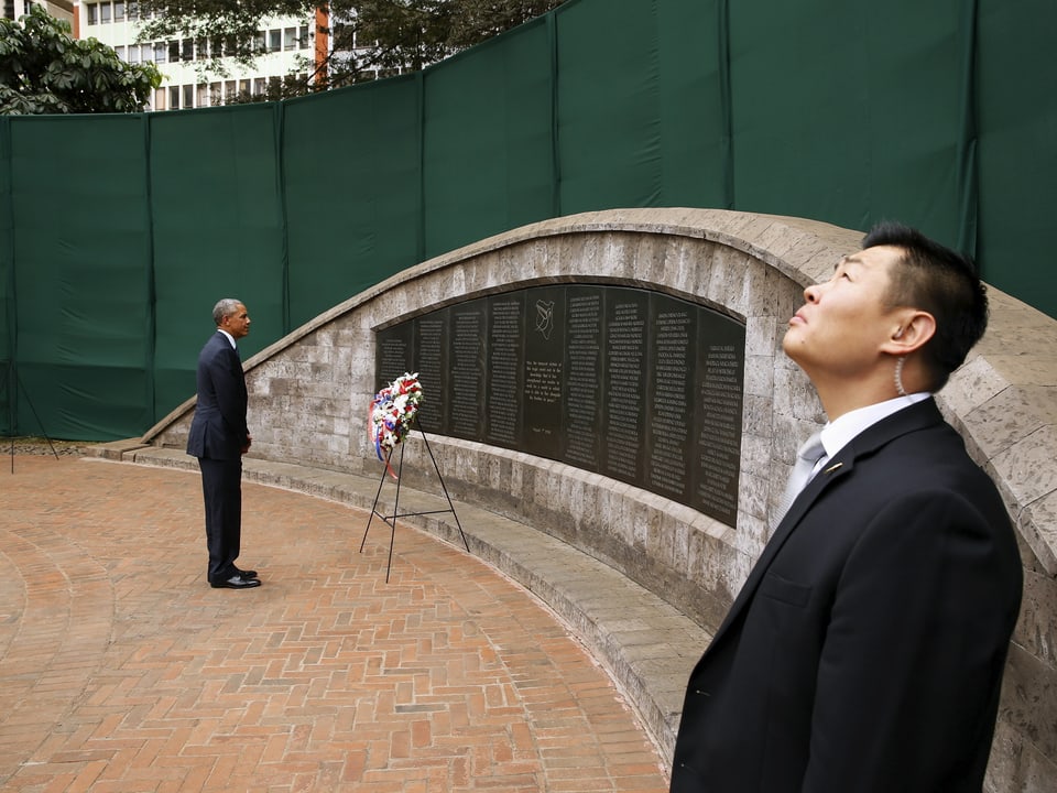 Obama ist aus der Ferne aufgenommen: Er gedenkt an der Stätte den über 200 Opfern, welche bei dem Anschlag auf die US-Botschaft 1998 ihr Leben verloren. 