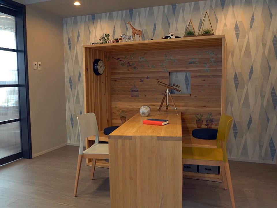 Holzkoje mit Bürotisch in einer japanischen Wohnung