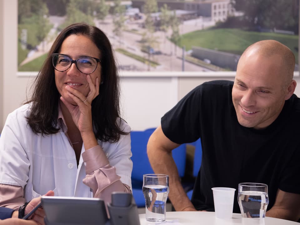 Jocelyne Bloch und Studienteilnehmer Sebastian Tobler.