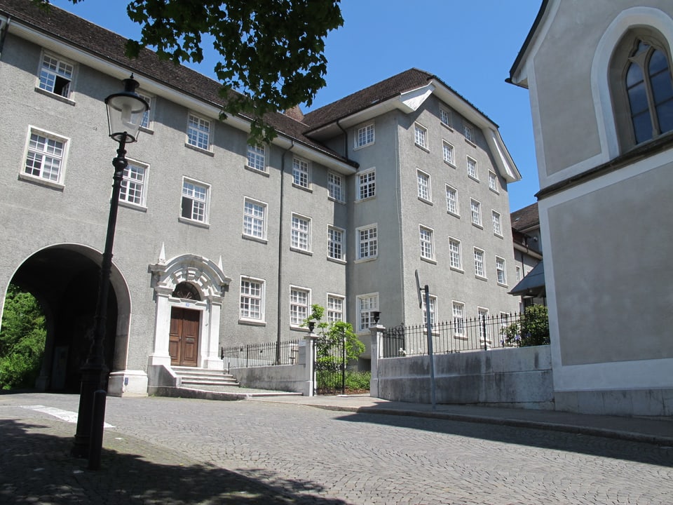 Bild auf den Franziskanerhof in Solothurn, wo heute die Staatsanwaltschaft untergebracht ist. Man sieht Teile der Stadtmauer sowie eines der Tore.