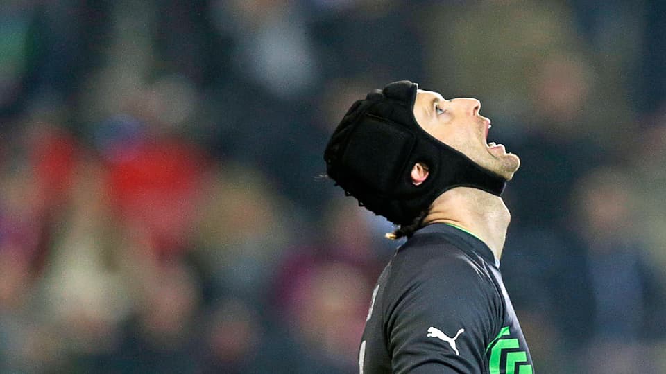 Petr Cech schaut himmelwärts.