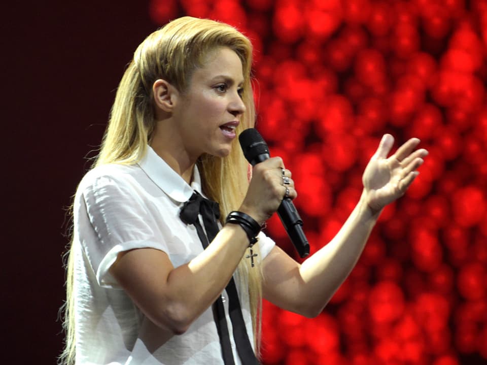 Shakira mit Mikrophon.