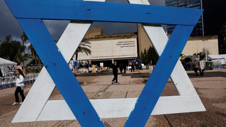 Eine Kunstinstallation in Tel Aviv, die einen Judenstern aus Holz zeigt, blau-weiss