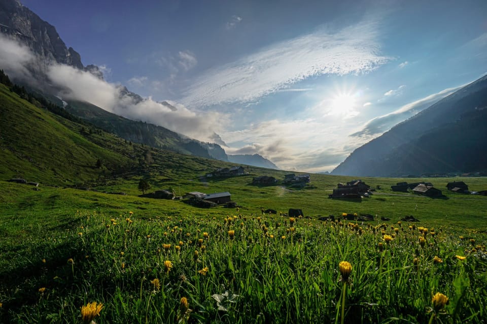 Urnerboden/UR Sonnschein mit Wolkenfeldern über grünes Tal