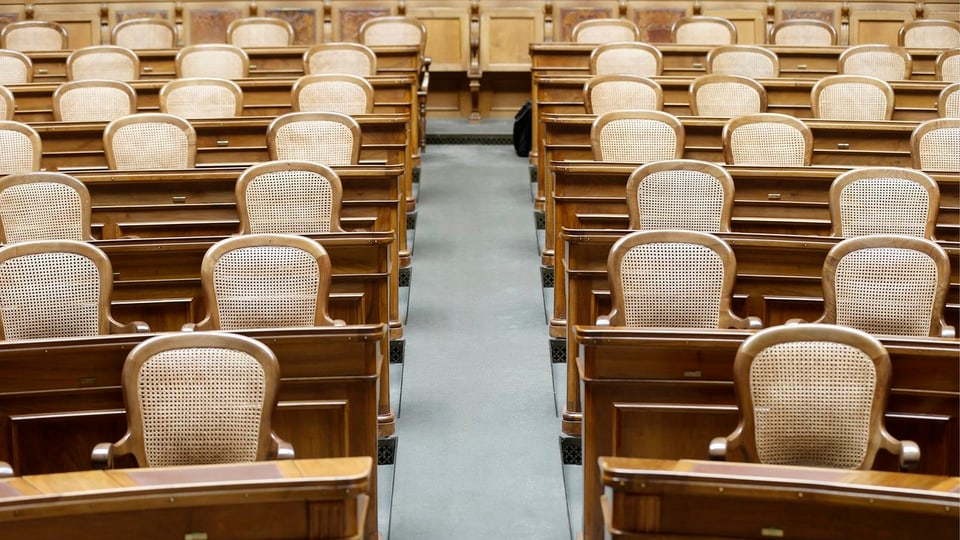 Leere Stühle im Nationalratssaal.