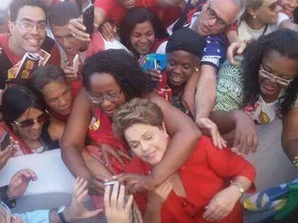 Brasiliens Präsidentin Dilma Rousseff wird von Anhängerinnen für ein Selfie in Beschlag genommen. 