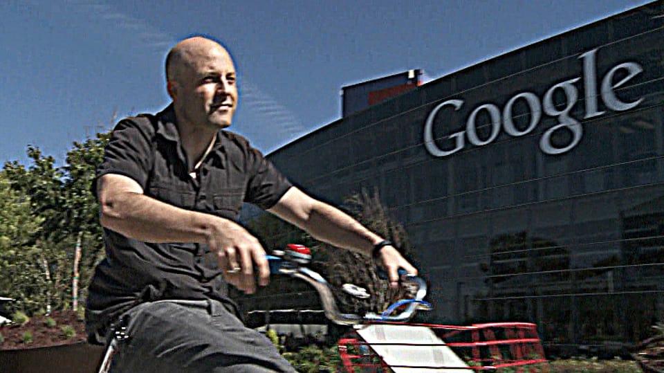 Alain Chuard auf Fahrrad vor Google-Gebäude