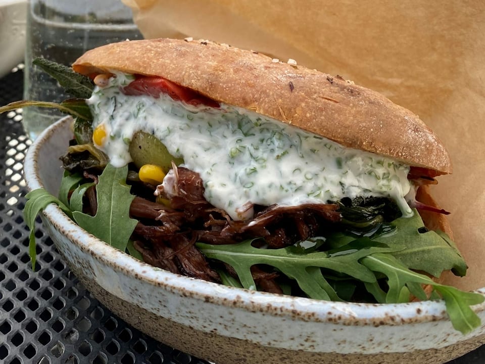 Pulled Beef Burger Pulled Beef Burger mit Ruccola und Kräuter an Sauerrahm Sauce