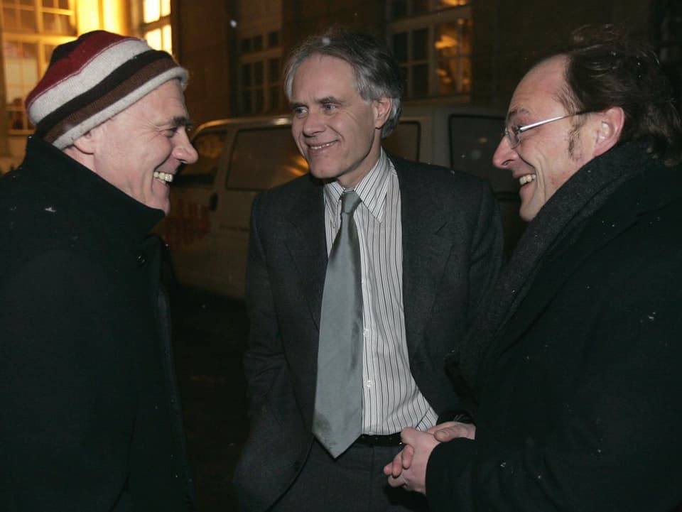Ganz (mit Kappe) steht mit Leuenberger (mit Krawatte) und Ivo Kummer draussen und diskutiert.